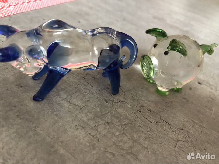 Фигурки из цветного стекла