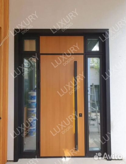 Парадная металлическая входная дверь с фрамугой