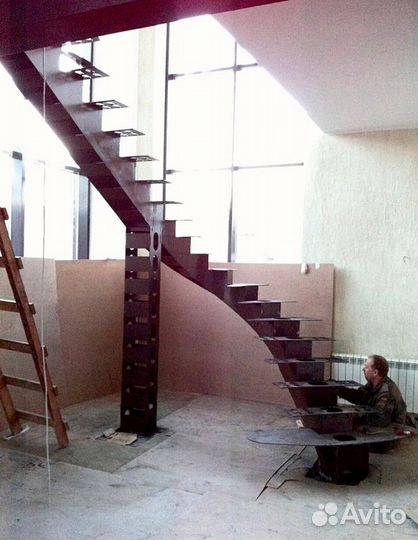 Лестница на металлокаркасе, металл. конструкции