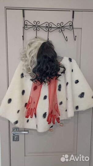 Пончо, парик, перчатки Круэлла