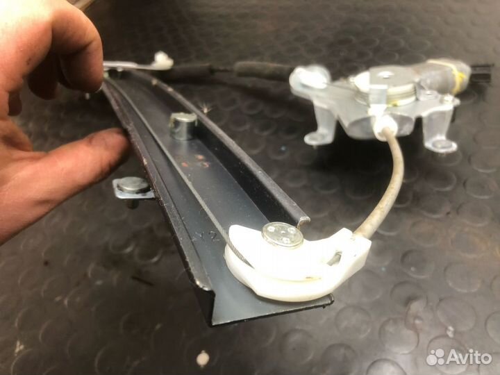 Стеклоподемник задний R SsangYong Rexton II