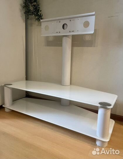 Тумба под телевизор с кронштейном