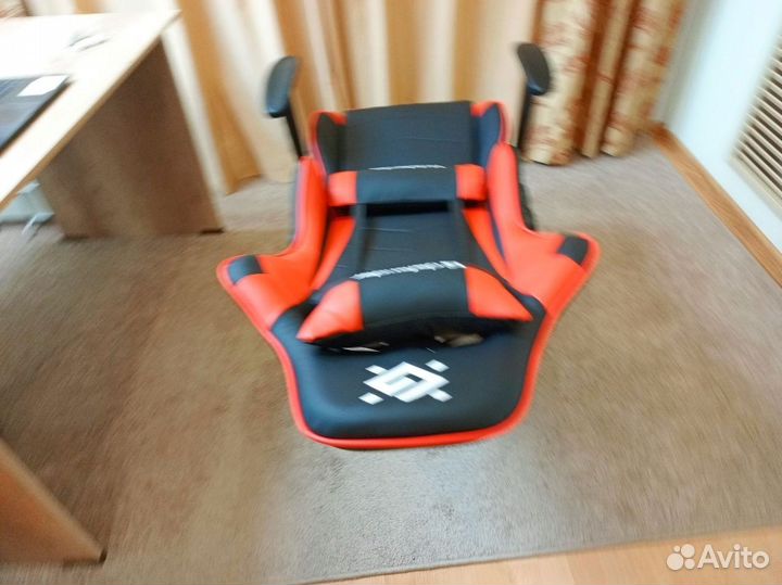 Игровое кресло черный и красный гладкий Defender д