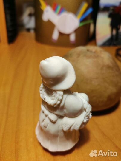 Костяная фигурка Красная шапочка