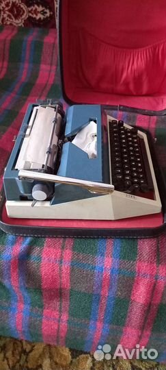Печатная пишущая портативная машинка