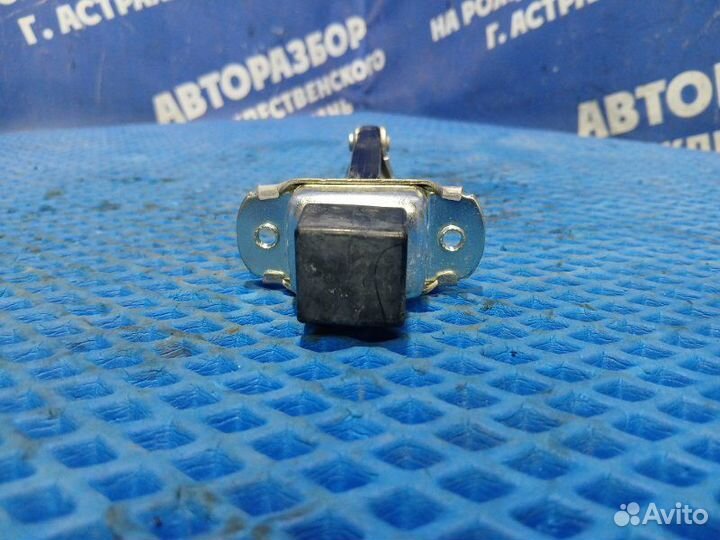 Ограничитель двери Mitsubishi L200 пикап 4D56 2010
