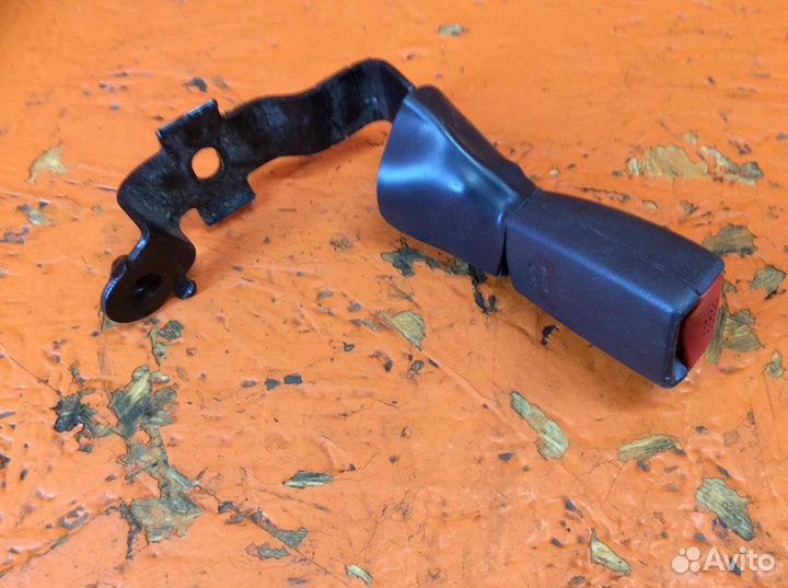 Замок ремня безопасности Toyota Avensis