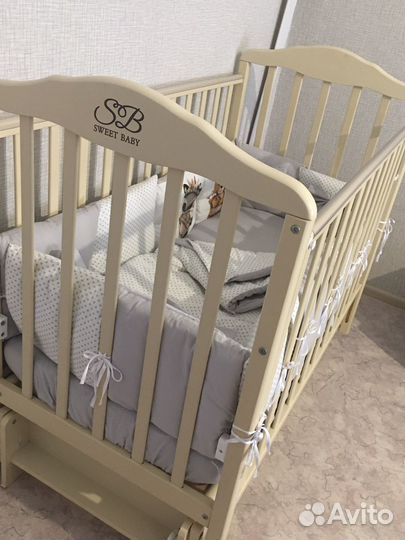 Детская кроватка с маятником