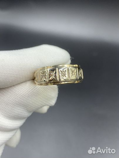 Золотое кольцо с бриллиантом