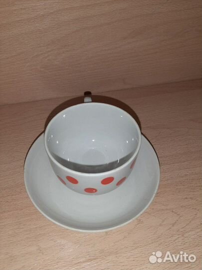 Фарфоровые чашки с блюдцами