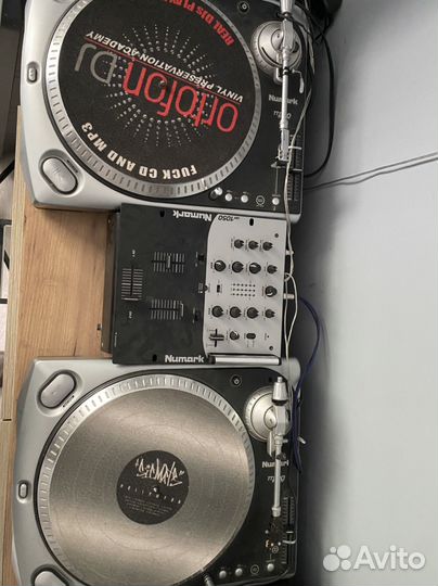 Numark TT200 Numark DM1050