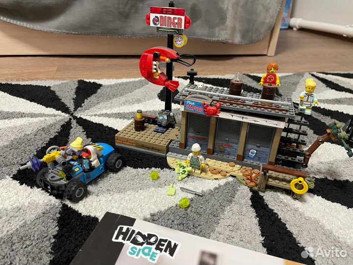 Lego hidden side