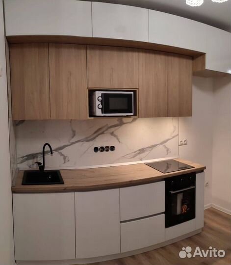 Кухонный гарнитур белый с деревом egger в современ