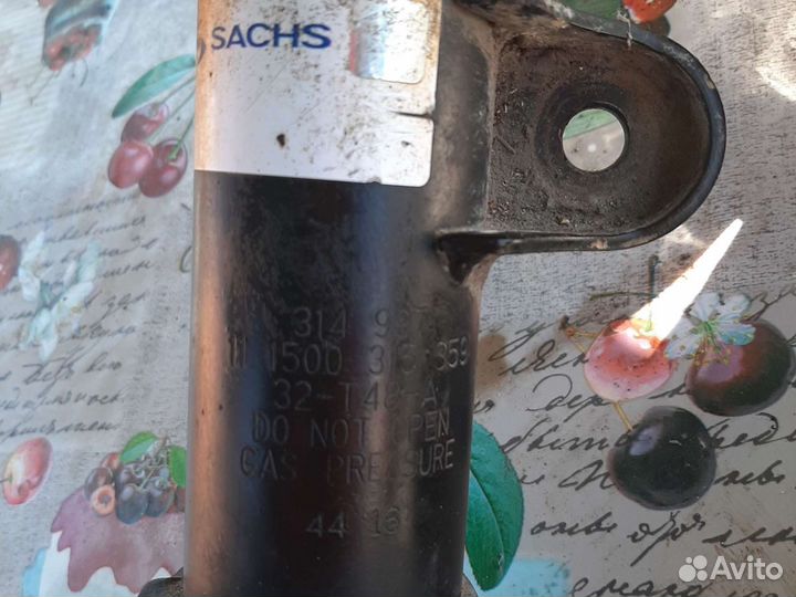 Туксон 2008 2.0 дизель задний правый аммортизатор