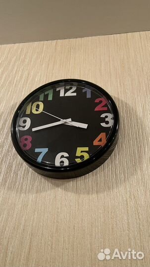 Часы IKEA с разноцветным циферблатом