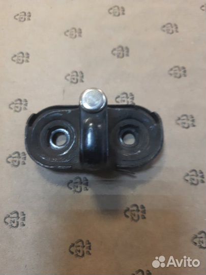 Ответная часть замка багажника Volkswagen Tiguan 1