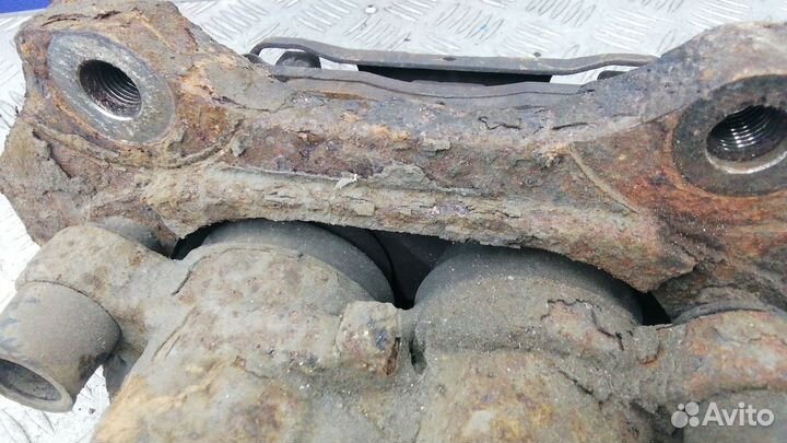 Суппорт передний правый Jeep Grand Cherokee WK2