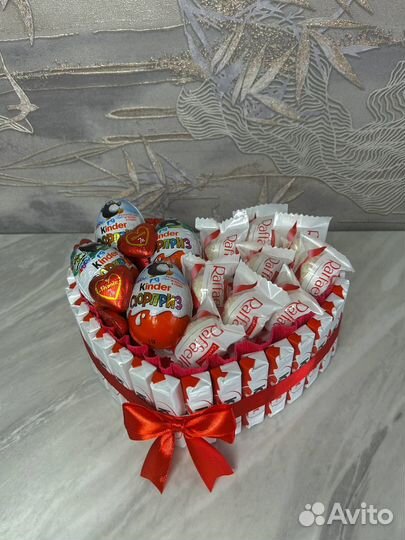 Торт в форме сердца из конфет Kinder и Raffaello