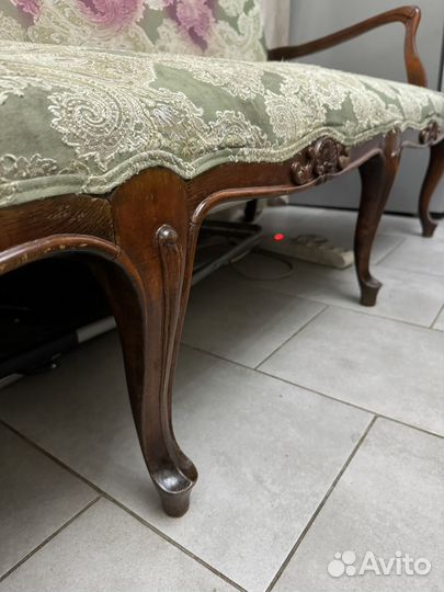 Старинный диван