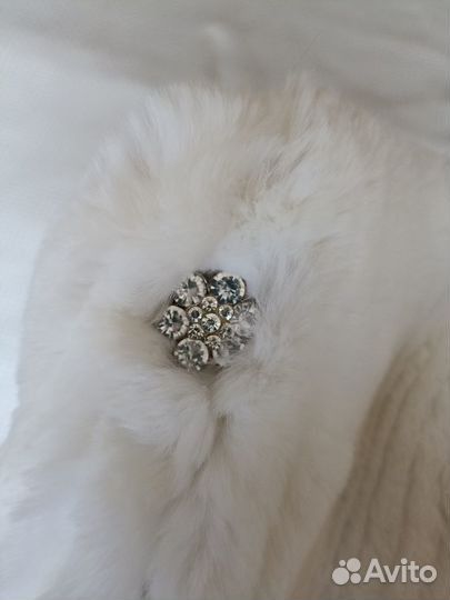 Шапка белая (кролик) и меховые варежки черные