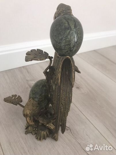 Статуя птиц