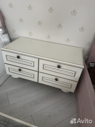 Стол для учебы, тумба и шторы с карнизом