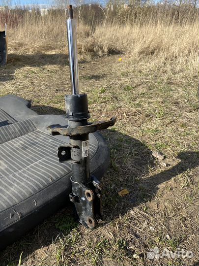 Стойка амортизатора передняя Hyundai Elantra 6 AD