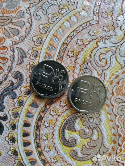 Монета 1 рубль с буквой р