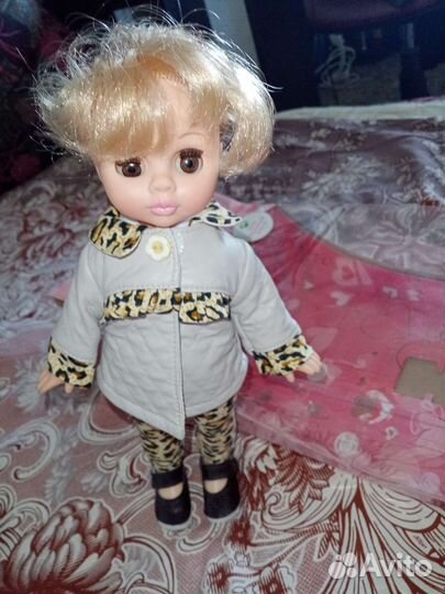 Кукла с коробкой