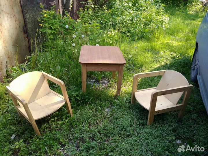 Детский стол и стулья