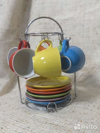 Кофейные чашки с блюдцами