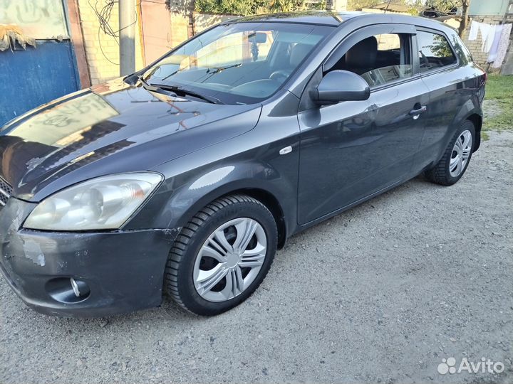 Kia Ceed 1.4 МТ, 2008, битый, 302 000 км