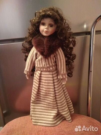 Кукла фарфоровая