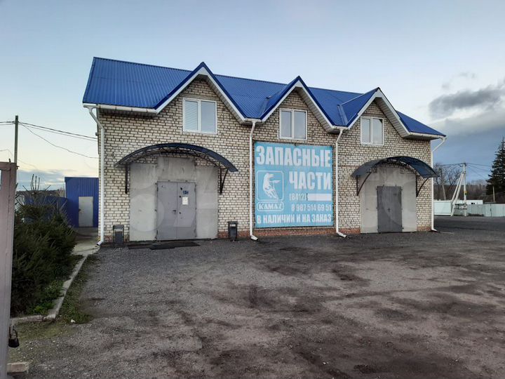 Здание с земельным участком