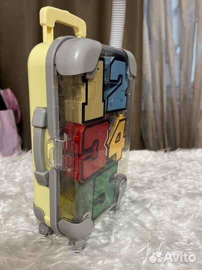 Цифры трансформеры в чемодане