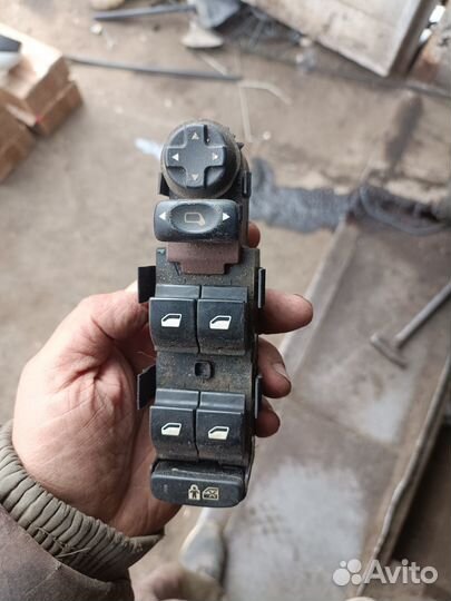 Блок стеклоподъёмников Peugeot 308