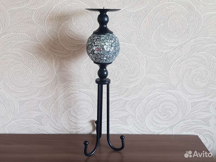 Подсвечник на металлических ножках 