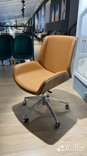 Офисное кожаное кресло