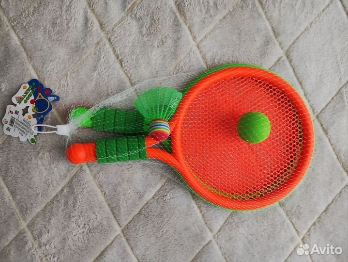 Теннисные ракетки и нейроскакалка на ногу