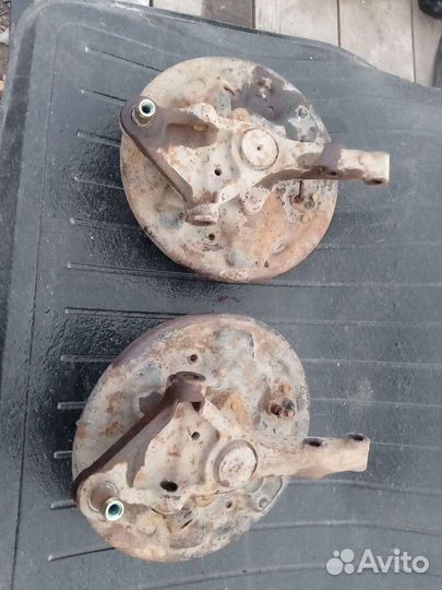 Кулак поворотный задний Kia Carens