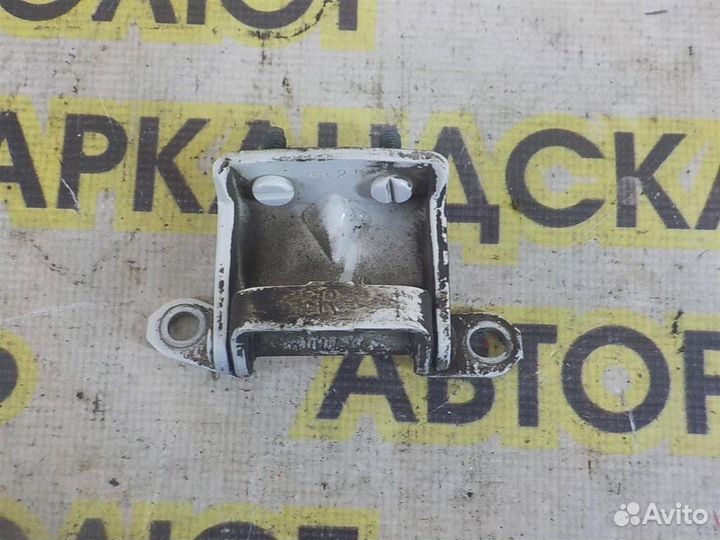 Петля двери багажника Nissan Pathfinder (R51) 200