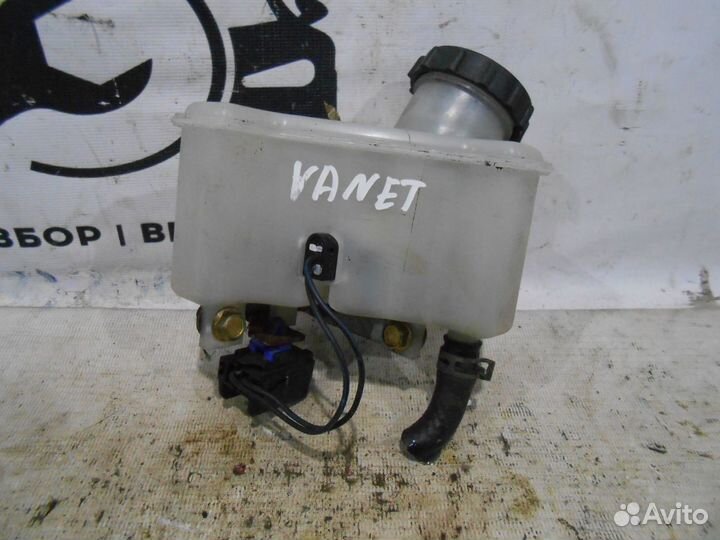 Бачок тормозной жидкости R2 2.2 л Nissan Vanette