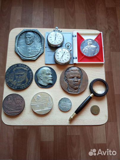 Коллекция советских монет, статуэток, пластинок