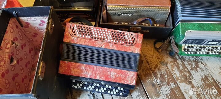 Гармони и баяны много,б/у