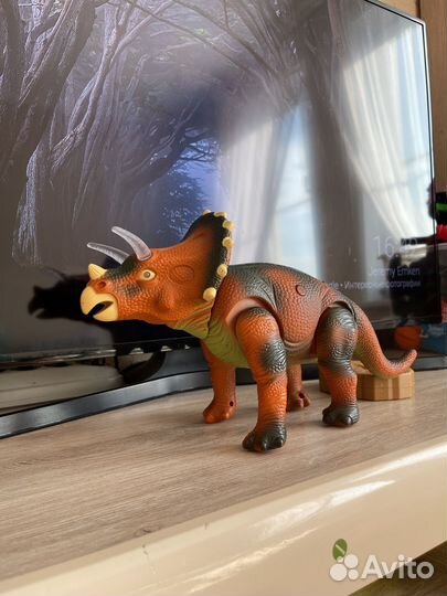 Динозавр на пульте управления