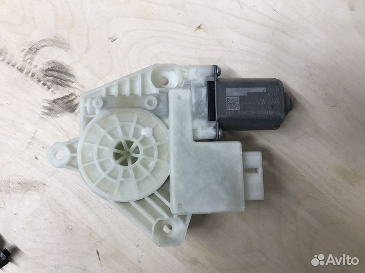Моторчик стеклоподьемника задний левый Passat B8