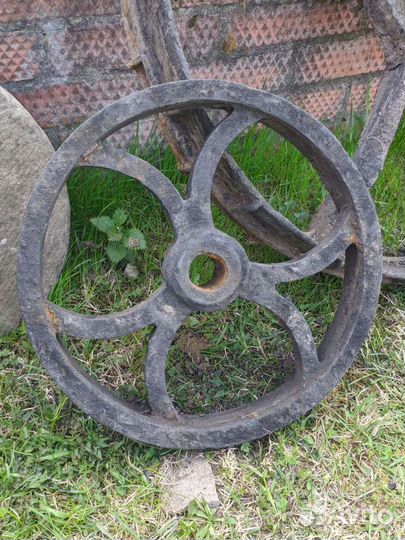 Интерьерное чугунное колесо