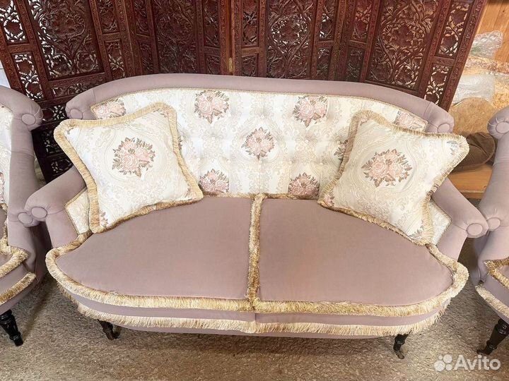 Мягкая мебель. Диван. Кресло. Винтажная мебель