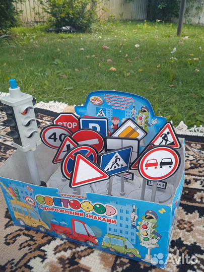 Набор светофор с дорожными знаками