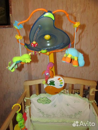 Продаю музыкальную прикроватную игрушку 